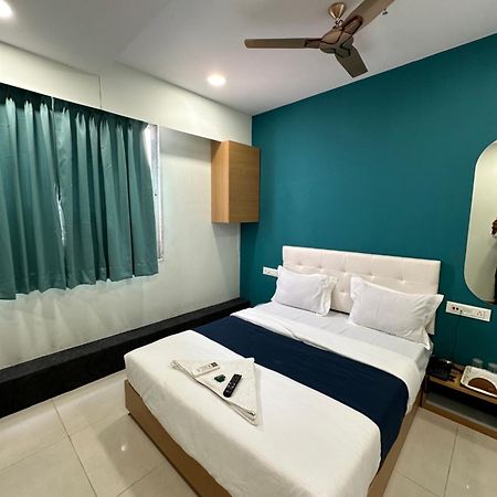 סוראט Hotel Sky Palace Adajan מראה חיצוני תמונה