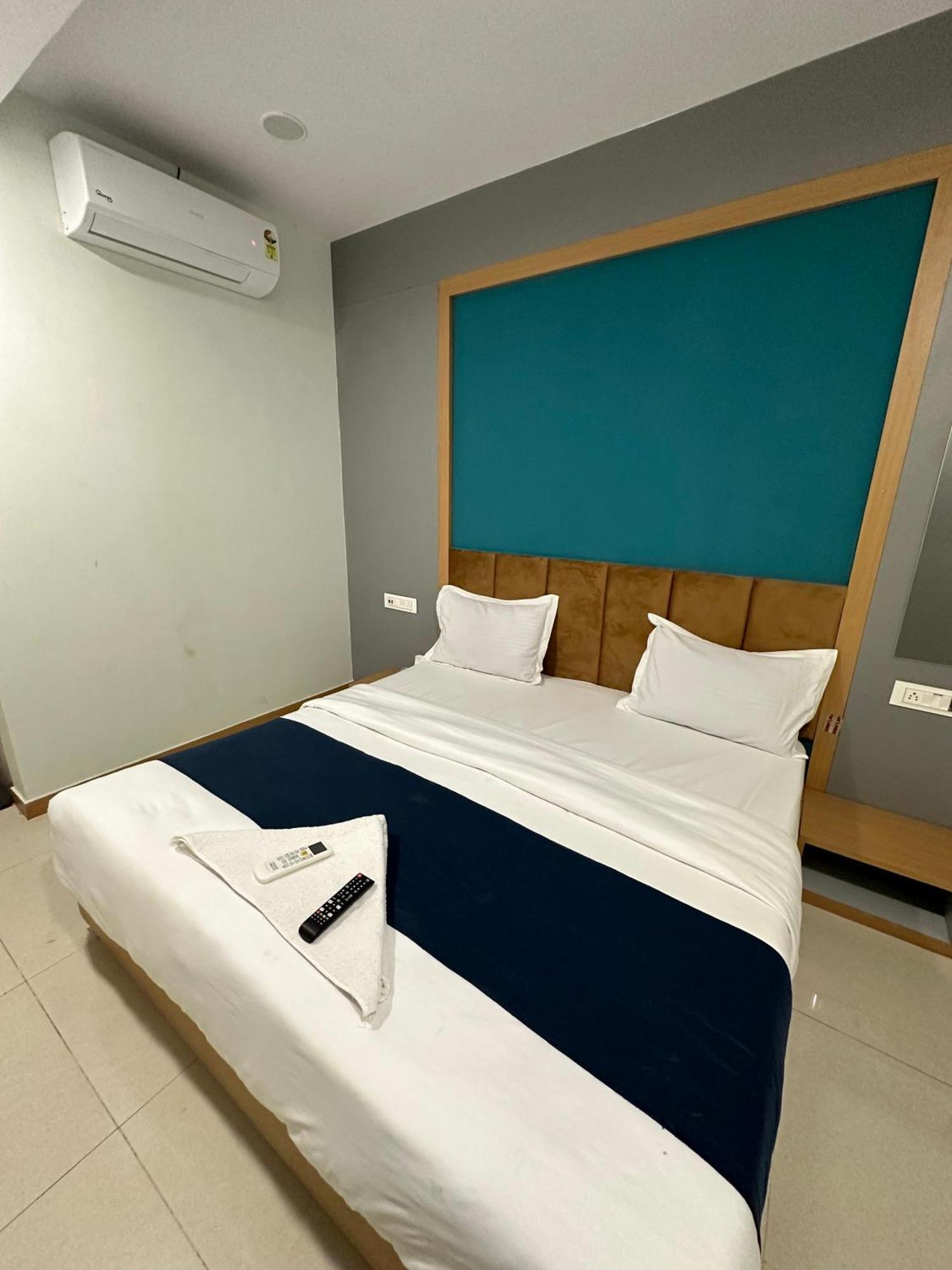 סוראט Hotel Sky Palace Adajan חדר תמונה