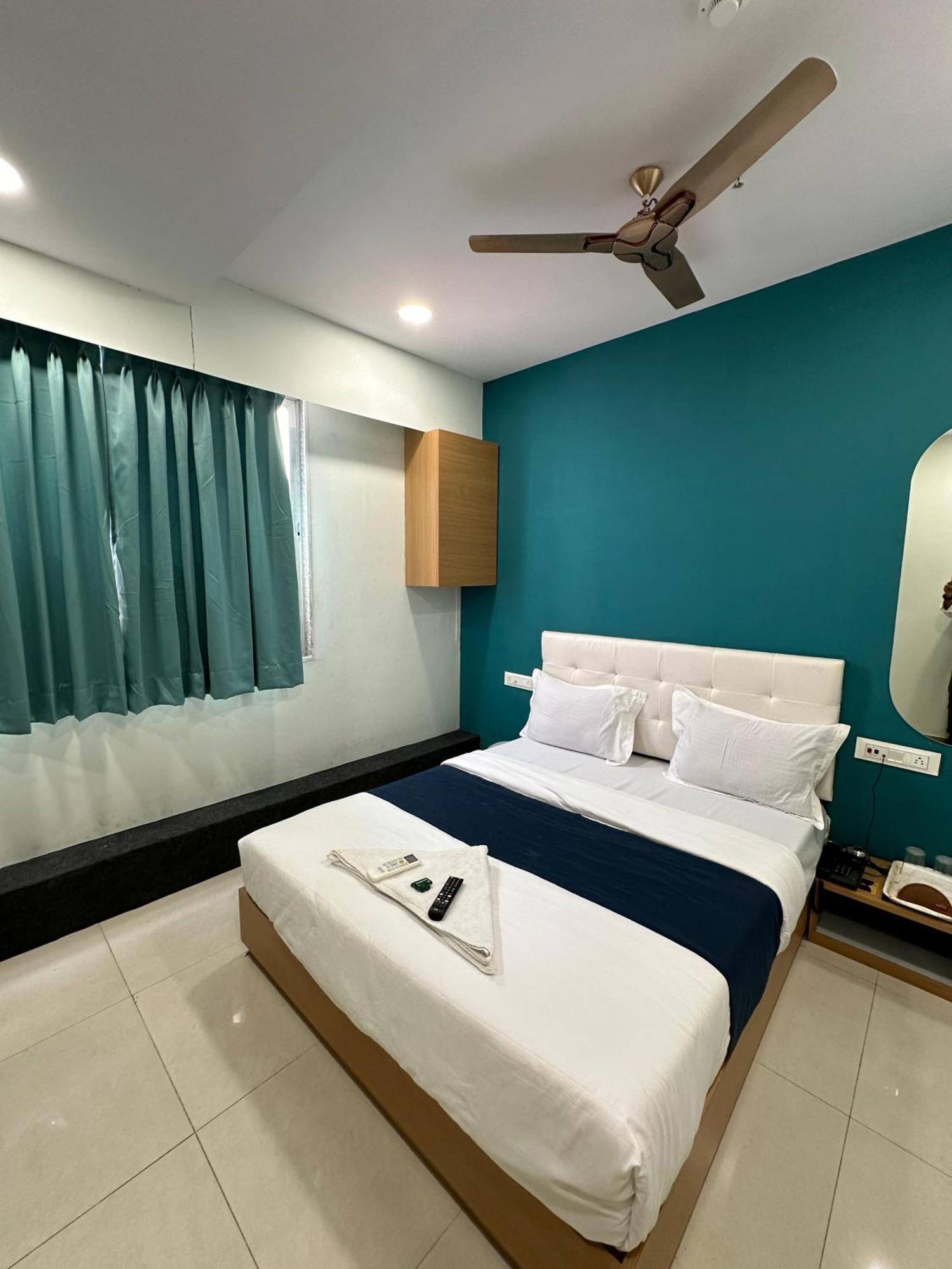 סוראט Hotel Sky Palace Adajan חדר תמונה